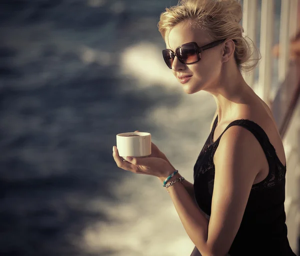 Γυναίκα όμορφη girlresting με το φλυτζάνι του καφέ — Φωτογραφία Αρχείου