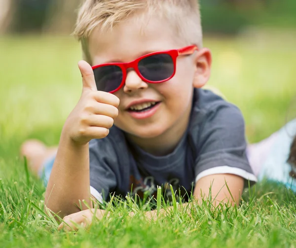 Retrato de menino feliz mostrando polegares para cima gesto — Fotografia de Stock