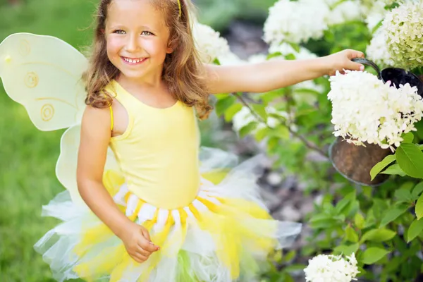 Foto di ragazza vestita noi farfalla — Foto Stock