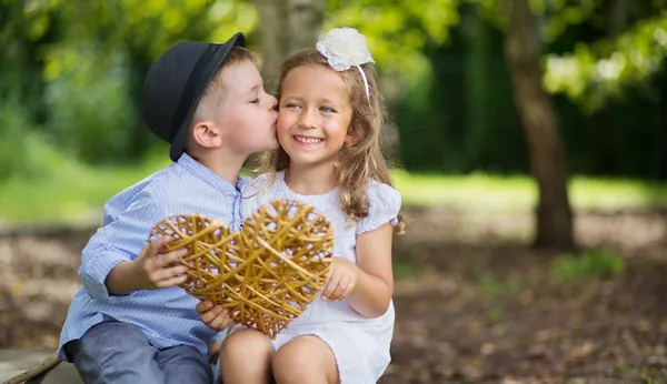 キスの 2 人の子供の偉大な肖像画 — ストック写真