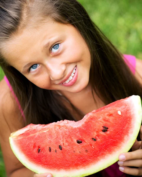 Carino ragazza mangiare succosa anguria — Foto Stock