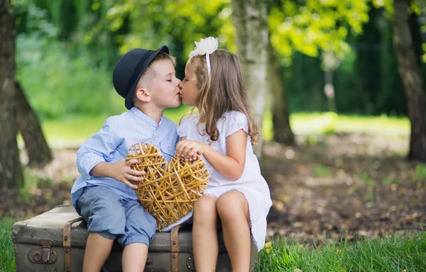 Bellas fotos de dos lindos niños besándose — Foto de Stock