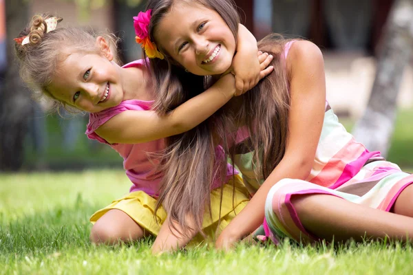 Sorrindo irmãs bonitos jogando juntos — Fotografia de Stock