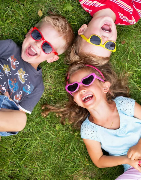 Riendo niños relajándose durante el día de verano Fotos de stock libres de derechos