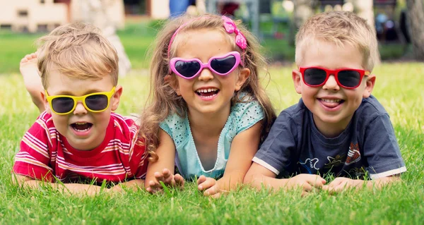 Foto divertente di tre bambini che giocano Immagine Stock