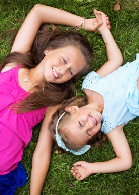 şirin kızlar çim üzerinde yalan