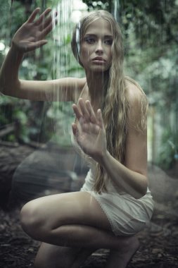 şehvetli kız büyük balonu kaçmaya çalışırken