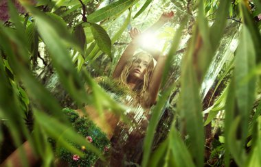 Bayan doğa gündoğumu ormanlarında tadını çıkarıyor
