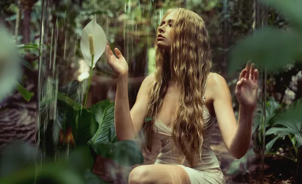 Jovem ninfa da floresta desfrutando do silêncio — Fotografia de Stock