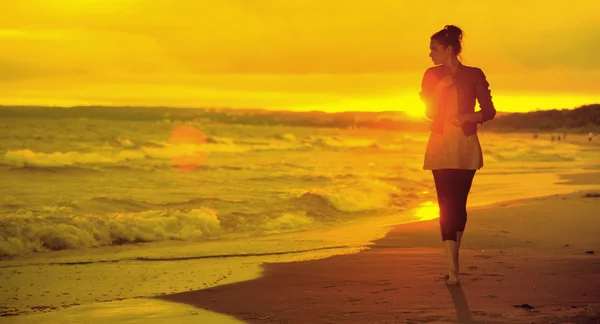 Art picture of woman, waves and sunset — Stock Photo, Image