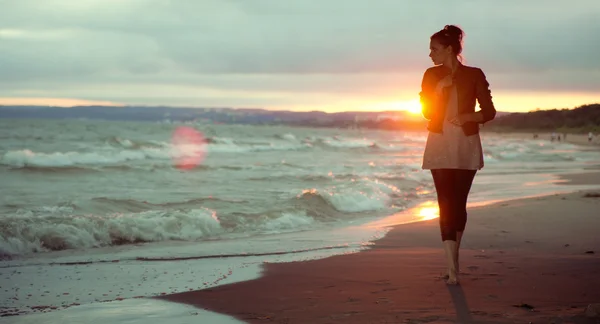 年轻女子和背景的夕阳 — 图库照片