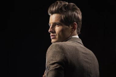 siyah arka plan ile çekici adam