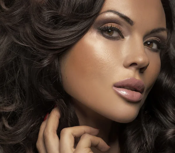 büyük açık ten rengi ile esmer Bayan portresi