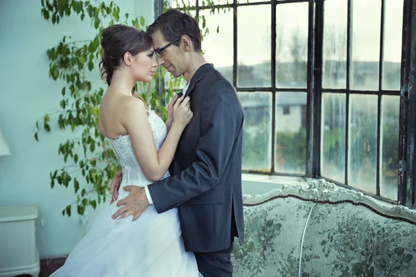 Bild presenterar söta bröllop par — Stockfoto
