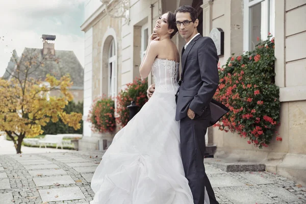 Jeune mariée dans un câlin tendre — Photo