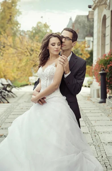 Casal de casamento calmo e satisfeito — Fotografia de Stock