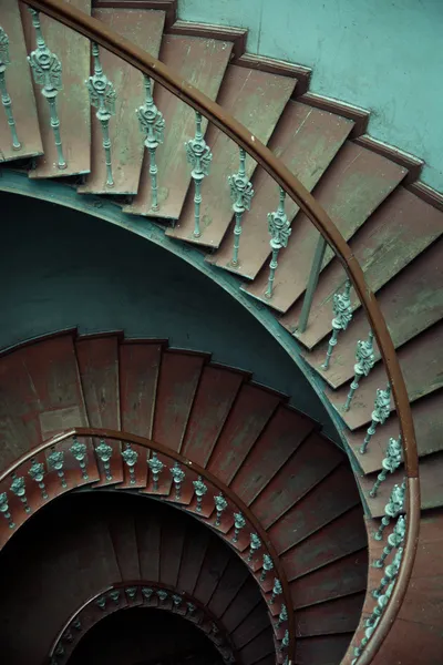 Antiguo interior con viejas escaleras en espiral de madera — Foto de Stock