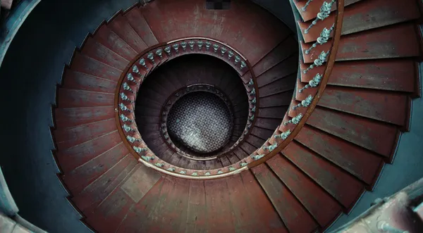 Gran tiro de escaleras de madera antiguas — Foto de Stock