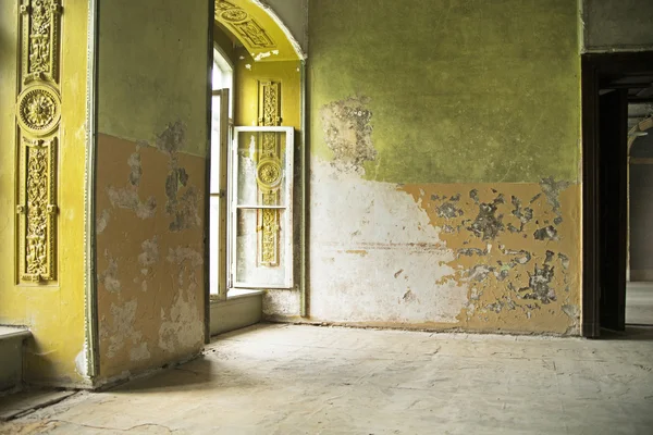 Zúžené staré interiéru v budově — Stock fotografie