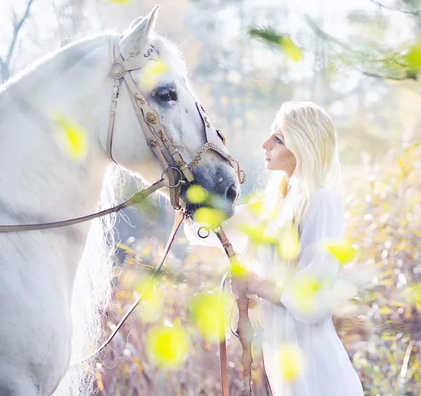 ᐈ Caballo Blanco Y Mujer Fotos De Stock Imagenes La Mujer Del Caballo Blanco Descargar En Depositphotos