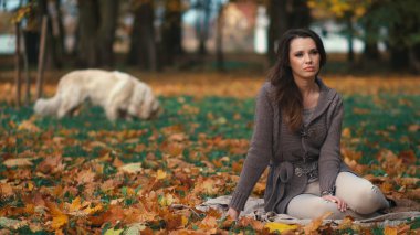 Onu evde beslenen hayvan içinde belgili tanımlık geçmiş ile rahatlatıcı kadın portresi