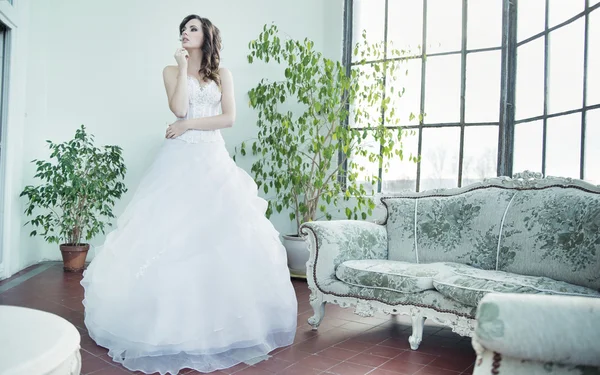 Attraktive brünette Braut denkt über Zukunft nach — Stockfoto