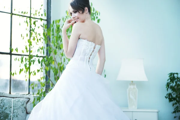 Verführerische Braut wartet auf ihren Mann — Stockfoto