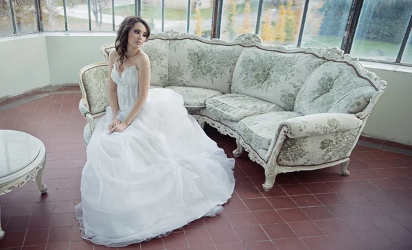 Noiva estressada vestindo vestido de casamento bonito — Fotografia de Stock