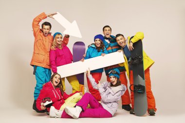 süslü işaretleri ile neşeli snowboard düşkünleri