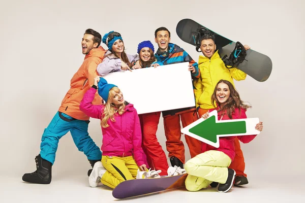 Snowboarders riéndose presentando nuevos equipos — Foto de Stock