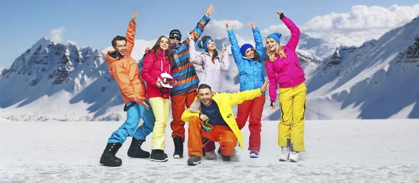 Улыбающиеся сноубордисты в смешных позах — стоковое фото