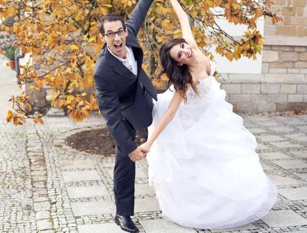 Lachendes Hochzeitspaar in lustiger Pose — Stockfoto