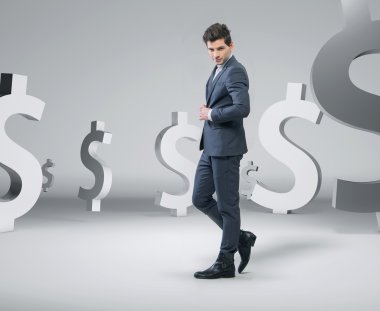 para arasında kendine güvenen yakışıklı adam