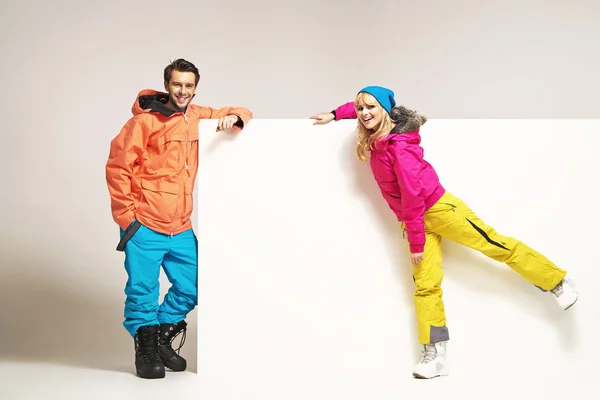 Vonzó pár színes téli ruhában — Stock Fotó