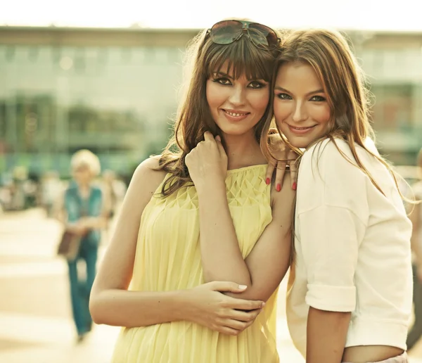 Två leende flickvänner med sommar smink — Stockfoto