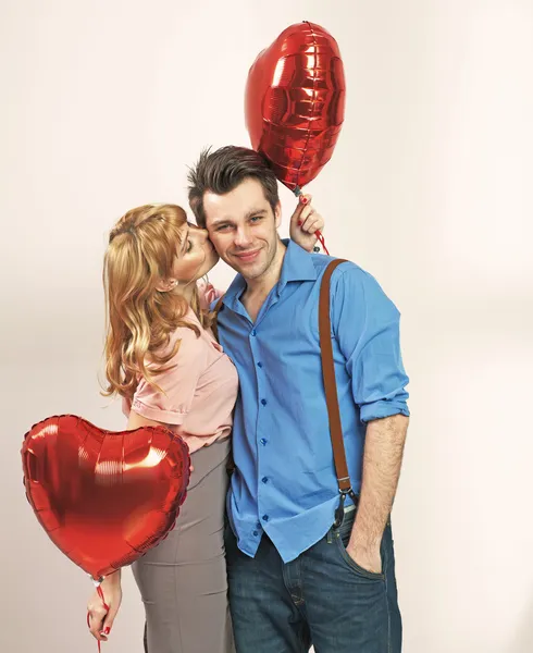 그녀의 발렌타인 데이 남자 친구를 키스 하는 귀여운 금발 여자 — 스톡 사진