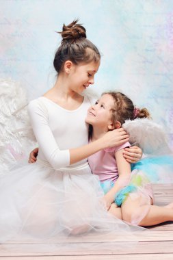 küçük kız kardeşi sarılma yaşlı balet