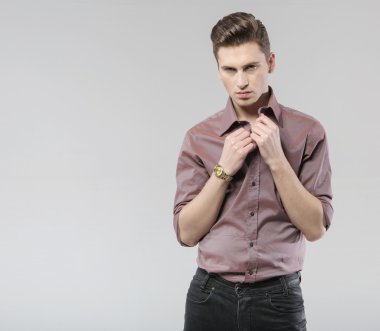 Klasik saç kesimi ile yakışıklı delikanlı