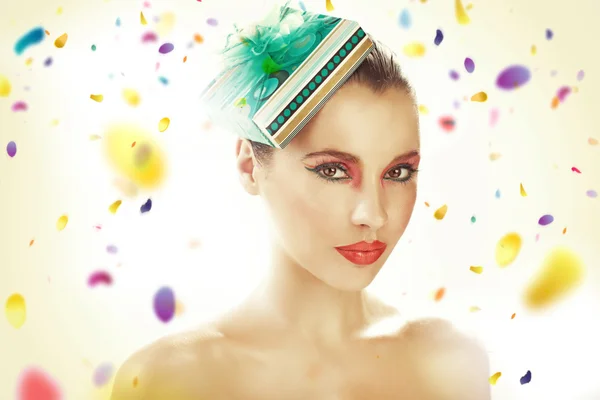 Молода жінка, що подарунковий-капелюсі — Stock Fotó