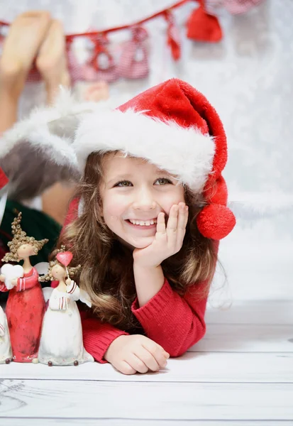 Noel Baba şapkalı kız gülümseyerek