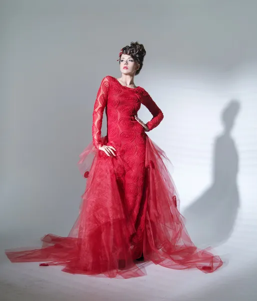 Hrdý červená královna v módě představují — Stock fotografie