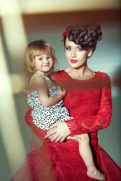 Mooie vrouw met haar vrolijke dochter — Stockfoto