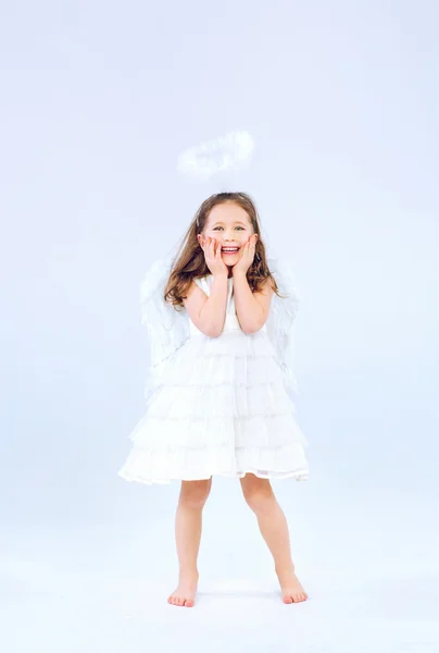 白い翼を持つ天使の子の女の子 — ストック写真