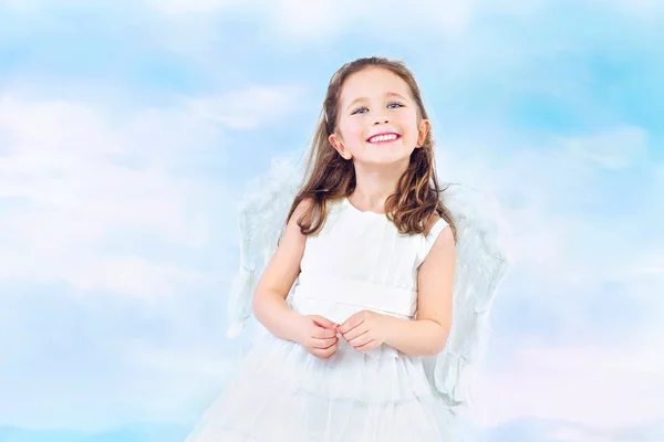 Милая маленькая принцесса с широкой улыбкой — стоковое фото