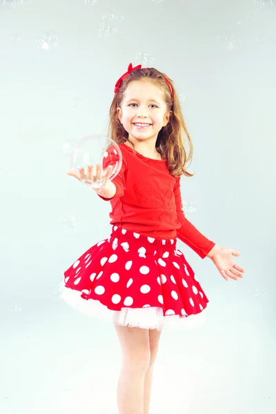 Malá princezna s mýdlové bubliny — Stock fotografie