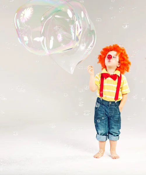 Image drôle de petit clown faisant des bulles de savon — Photo