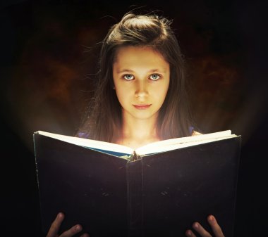Kız sihirli kitap açma