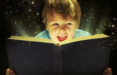 sihirli bir kitap taşıyan küçük bir çocuk