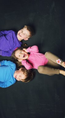 blackboard arka plan üzerinde gülümseyen çocuklar