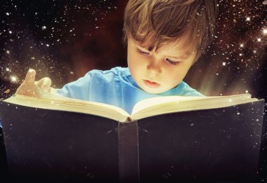 sihirli kitap ile hayrete genç çocuk